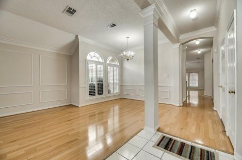 9413 Preston Trl, Irving TX  75063-5055 exterior