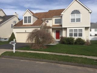 72 Rolling Grn, Middletown CT  06457-8739 exterior
