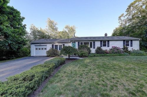 107 Chaucer Dr, North Kingstown, RI 02852-3640