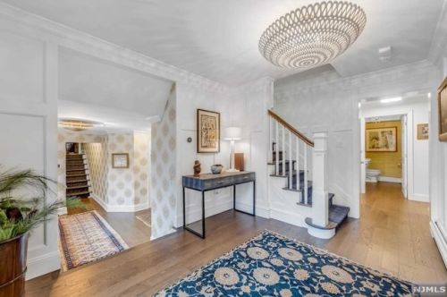 27 Drake Ln, Upper Saddle River, NJ 07458-2106