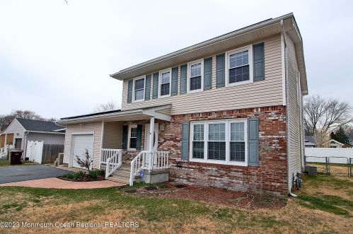 32 Ford Ave, Berkeley Township, NJ 08721-1815