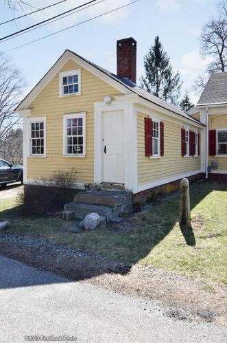 11 Oil Mill Ln, Glocester, RI 02814-1319