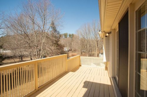 6 Ledgeview Dr, Rochester, NH 03839-5617