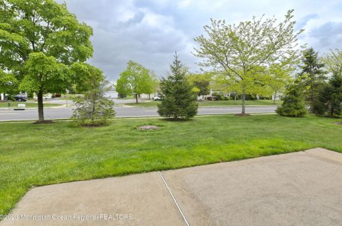 21 Devereux Dr, Lakehurst, NJ 08759-6061