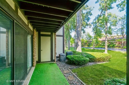 11121 Cottonwood Dr, Palos Hills, IL 60465-2529