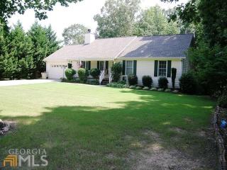 367 Creek View Dr, Hoschton, GA 30548-3081