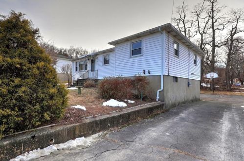 56 Sierra St, Waterbury, CT 06704-2838