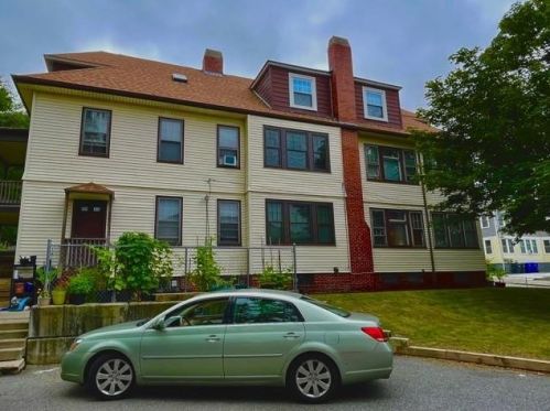 16 7th St, Providence, RI 02906-2822