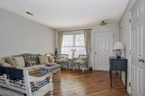 5 Cooper Ln, Millington, NJ 07946-1360