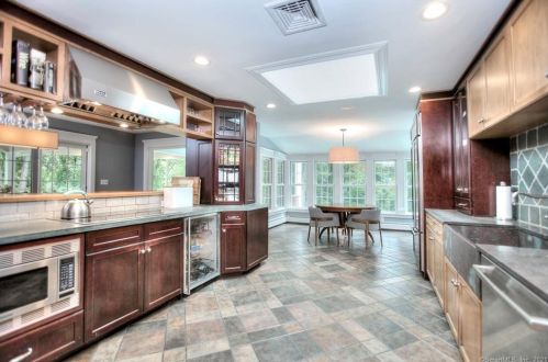 17 Morand Ln, Wilton CT  06897-4112 exterior