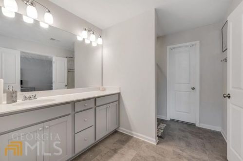 3132 Meadowstone Ln, Atlanta GA  30331-2939 exterior