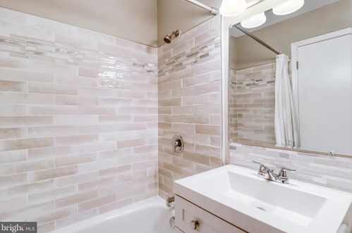 5502 Kings Park Dr, Springfield VA  22151-1106 exterior