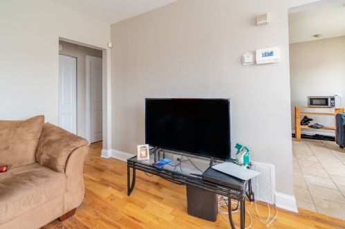 6631 Hartwell Ave, Chicago, IL 60637-3040