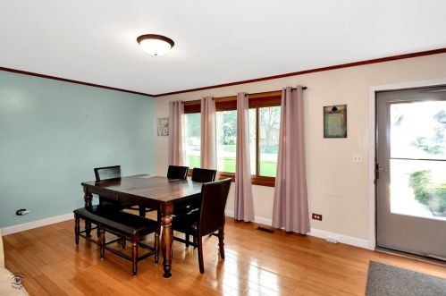 665 Renee Dr, South Elgin, IL 60177-1039
