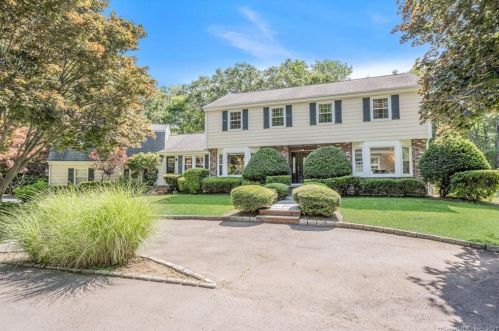 2 Klim Ln, Norwalk, CT 06850-1007