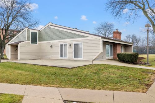 6401 Clarendon Hills Rd, Willowbrook IL  60527-2148 exterior