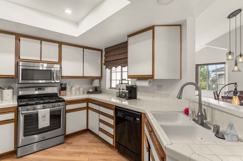 1033 Dewcrest Dr, Anaheim CA  92808-2402 exterior