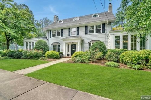 33 Sherwood Rd, Ridgewood, NJ 07450-1319
