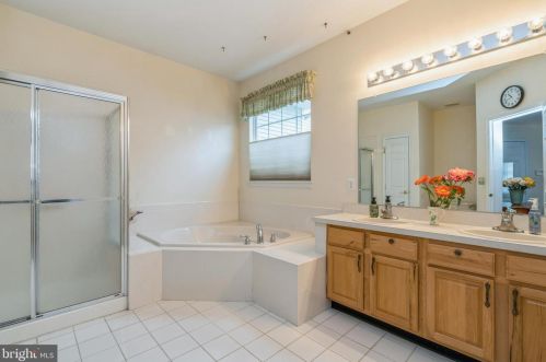 39 Mockingbird Dr, Trenton NJ  08690-3565 exterior