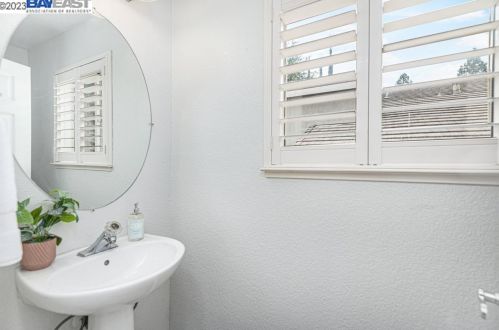 1344 Ray Harvey Dr, Tracy, CA 95377-8209