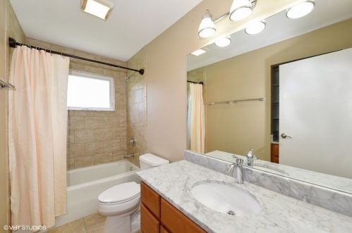 715 67 Pl, Willowbrook IL  60527-8502 exterior