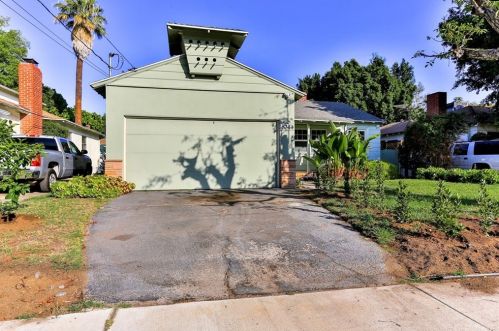 6244 Ventura Canyon Ave, Van Nuys CA  91401-2425 exterior