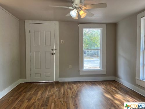 414 San Marcos St, Seguin TX  78155-4943 exterior