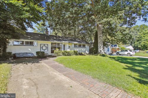 5904 Gloucester Ave, Springfield, VA 22150-3712