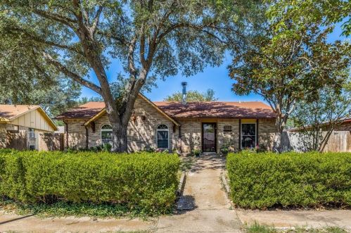 7315 Chinaberry Rd, Dallas, TX 75249-1214