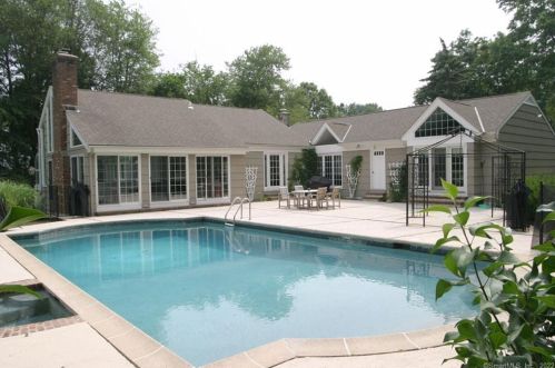 15 Bowman Dr, Greenwich CT  06831-3236 exterior