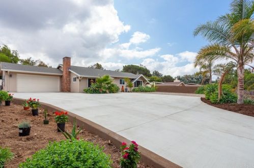 2642 Foothill Dr, Vista, CA 92084-6503