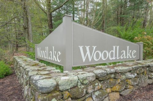 7 Clubhouse Dr, Woodbury, CT 06798-3205