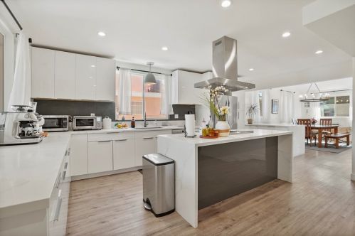15751 Morrison St, Van Nuys CA  91436-1543 exterior
