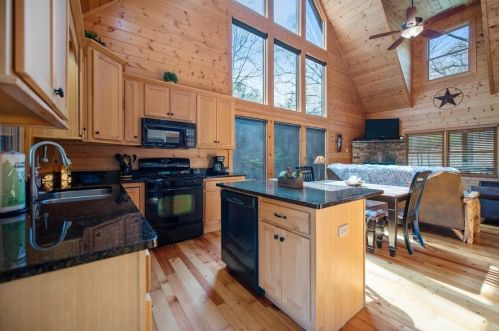 34 Ridge Park Dr, Ellijay, GA 30540-3964