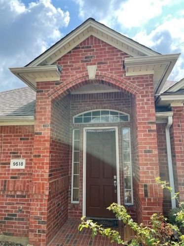9518 Cliffside Dr, Irving TX  75063-5018 exterior