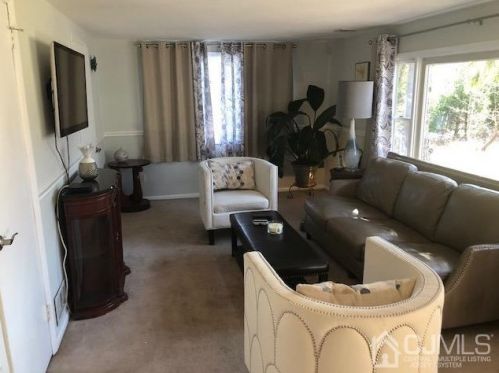 14 Oak Ave, Iselin, NJ 08830-1520
