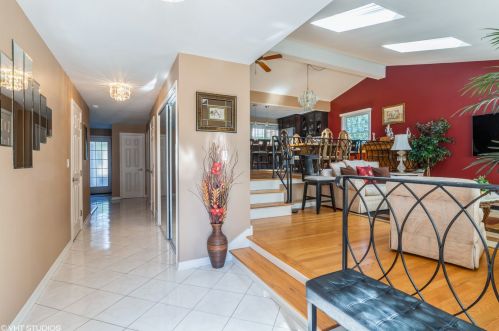 1104 Hemlock Ln, Mount Prospect, IL 60056-1410