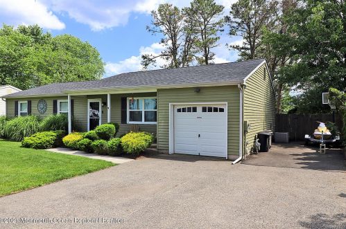 607 Pine St, Lacey Township, NJ 08734-2518