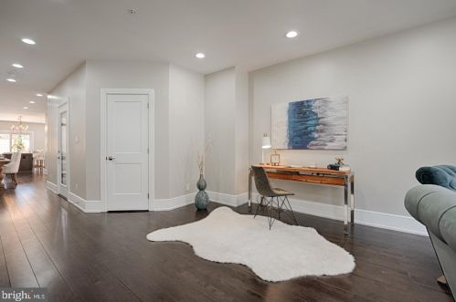 950 Front St, Philadelphia PA 19147-0043 exterior