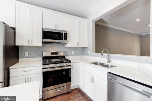 1286 Vintage Pl, Herndon, VA 20194-1026