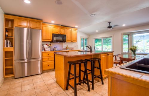27 Shaw Rd, Portsmouth, NH 03801-5548