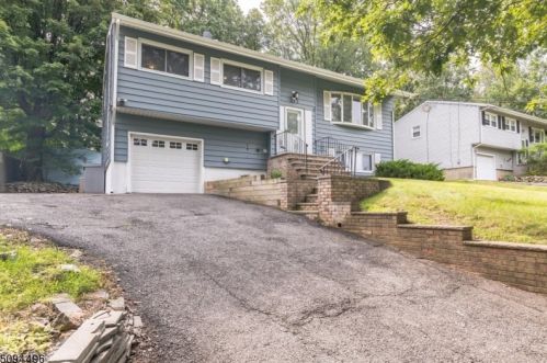 223 Chincopee Ave, Hopatcong, NJ 07843-1637