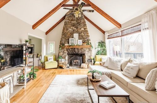 21 Great Quarter Rd, Sandy Hook CT  06482-1560 exterior