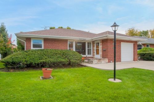 6925 Dobson St, Niles, IL 60714-3226