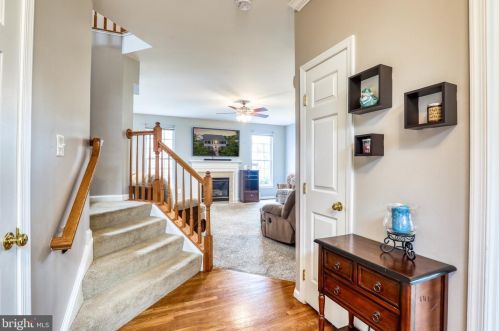 29 Stocks St, Lovettsville, VA 20180-8642