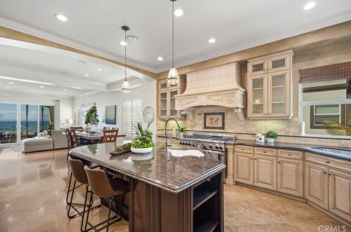 1610 Pacific Coast Hwy, Huntington Beach CA  92648-4434 exterior