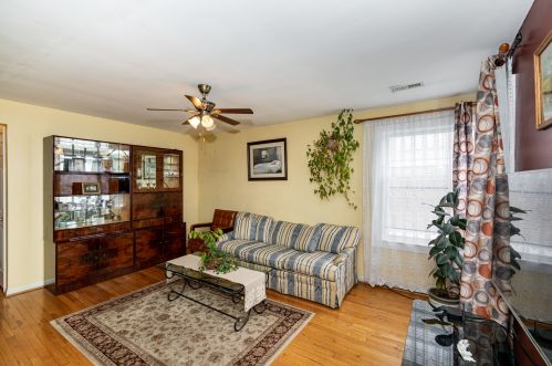 2713 Leona St, Schiller Park, IL 60131-3313