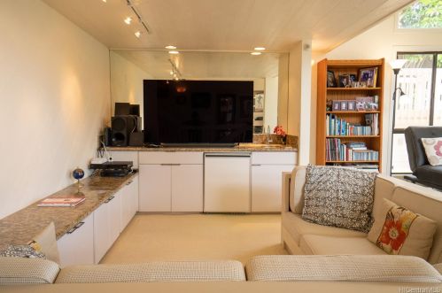 1072 Kaumoku St, Honolulu HI  96825-1306 exterior