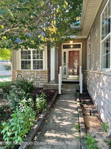 33 Drayton Rd, Lakehurst, NJ 08759-6053