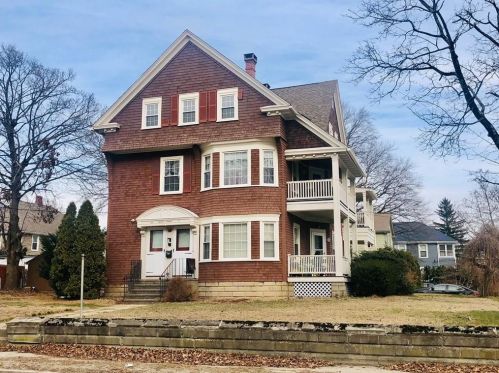 71 Chapel St, Lincoln, RI 02865-2117